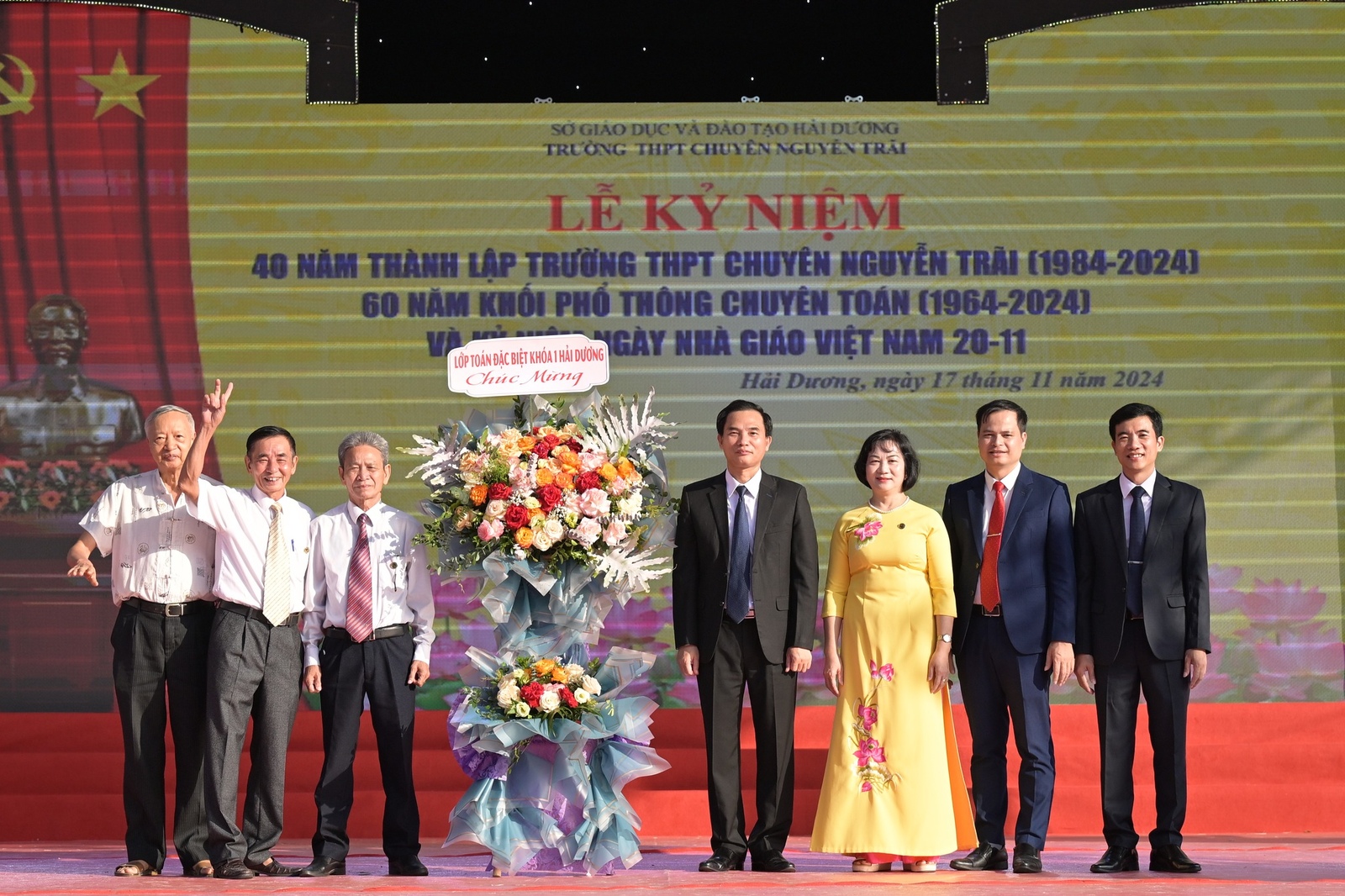 Nhấn để phóng to